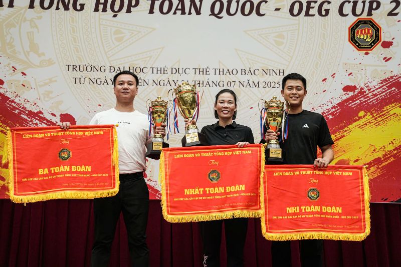Trao giai cho cac doan dan dau. Anh: MMA