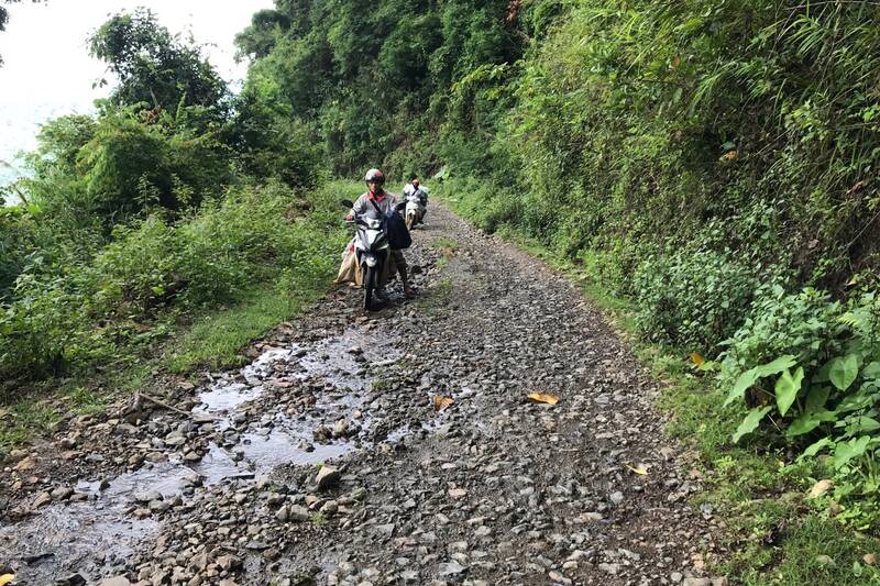 Duong xa Chieng Hoa di xa Chieng An cu nhieu nam nay xuong cap nghiem trong. Anh: Truong Son