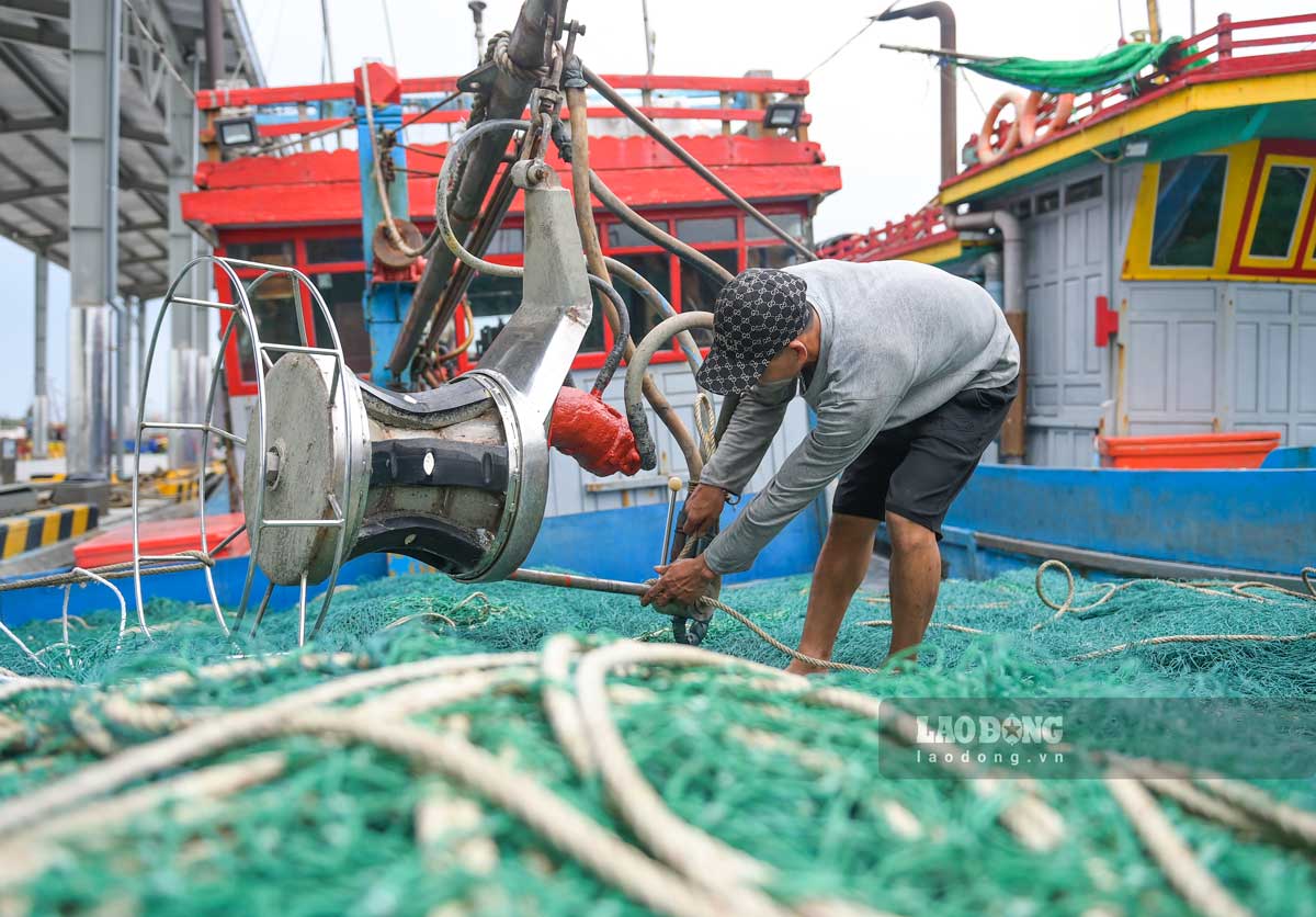 ニンビン省の漁民が台風3号避難船を補強。写真:Ha Vi