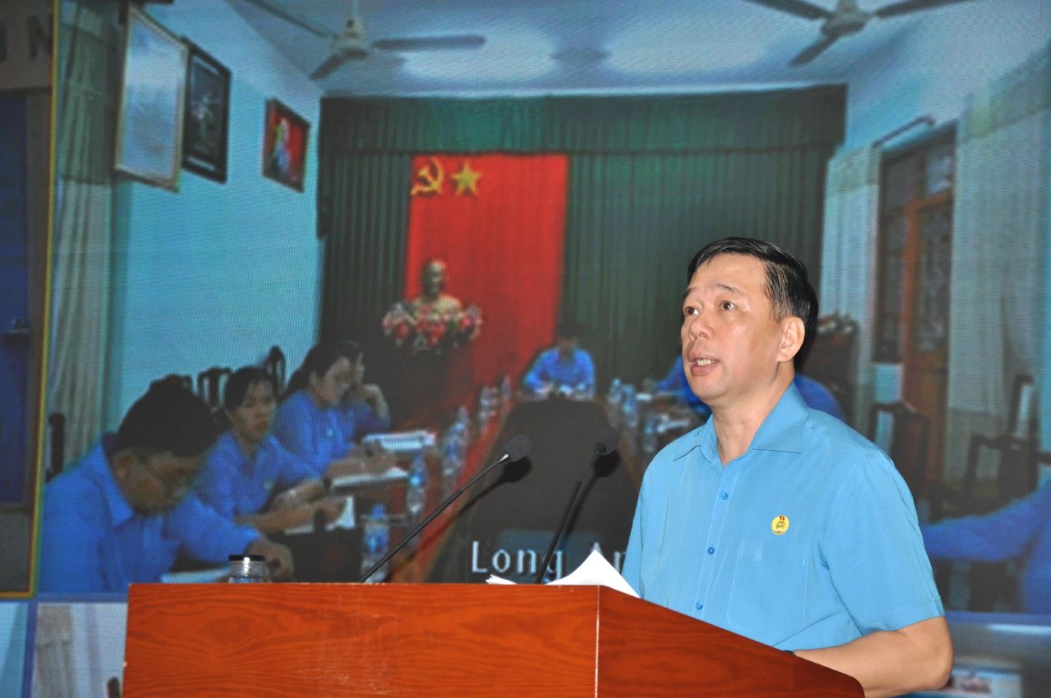 トングヴァンバン氏 - ベトナムの労働総裁連盟部長であるプレシジウムのメンバー - は、この時点まで、州と都市がコミューン、病棟、特別ゾーン、センターの395の労働組合を設立したと述べました。写真：バオ・ハン