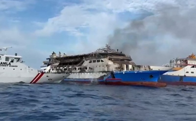 The fire of the KM Barcelona 5 passenger train at noon on July 20 in Indonesia. Photo: AFP