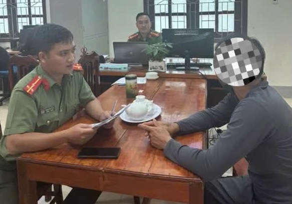 Một cá nhân liên quan đến việc đăng tải nội dung bắt cóc lên mạng xã hội được mời lên cơ quan chức năng làm việc để xử lý. Ảnh: Công an Minh Hóa