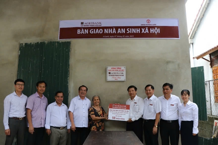 Lanh dao Agribank Thanh pho Hue ban giao nha cho ho dan tu chuong trinh an sinh xa hoi do Agribank tai tro. Anh: Agribank