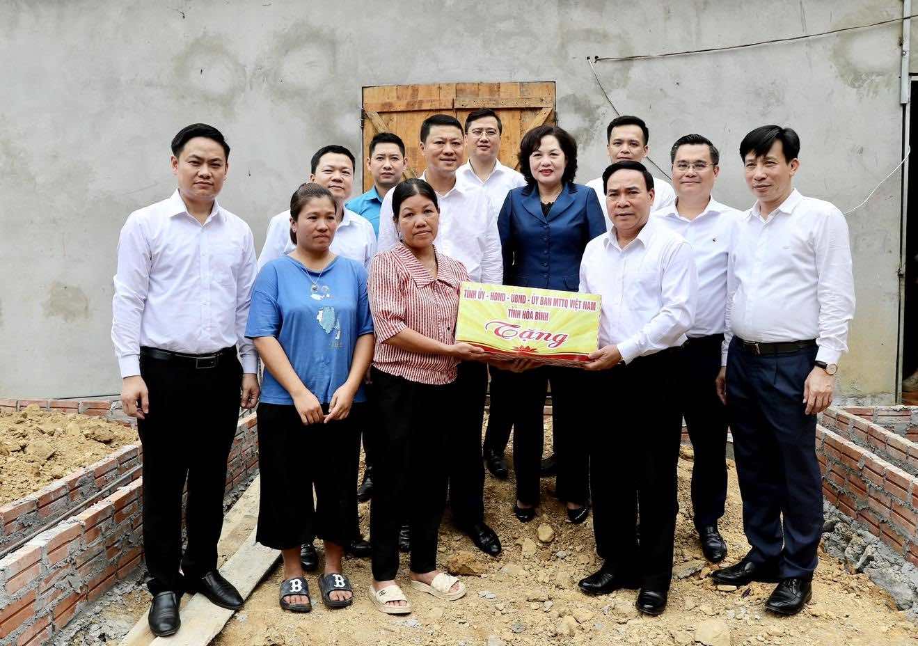Ong Pham Duc Tuan - Thanh vien Hoi dong Thanh vien, Chu tich Cong doan Agribank (ngoai cung ben phai) cung lanh dao NHNN Viet Nam trao bieu trung tai tro xoa nha tam, nha dot nat. Anh: Agribank