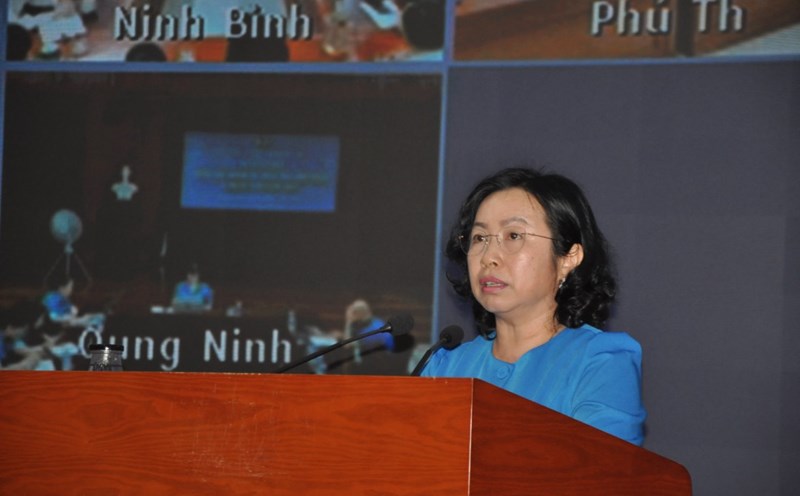 Ms. Thai Thu Xuong - Permanent Vice President of the Vietnam General Confederation of Labor presented a report on the results of Workers' Month 2025. Photo: Bao Han