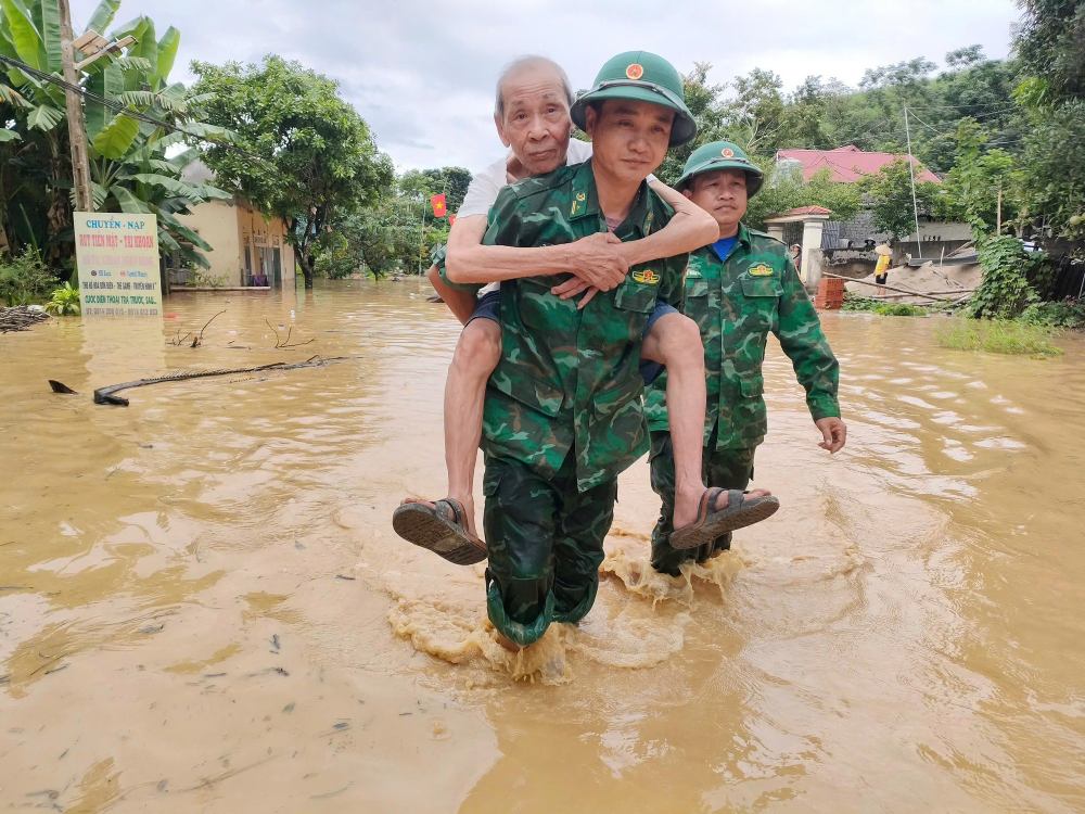 총리는 피해 지역에서 제3호 태풍과 홍수 피해 복구에 집중할 것을 요청했습니다. 사진: VGP