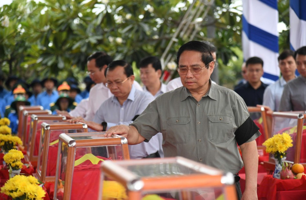 Pham Minh Chinh 총리와 실무단은 Doc Ba Dac 열사 묘지에서 열사 유해 추도 및 안장식에 참석했습니다. 사진: Phuong Vu