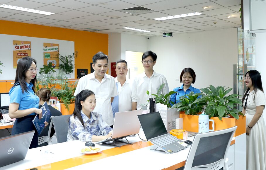 하노이시 노동총연맹은 기초 노동조합 설립을 위한 조사를 진행하고 있습니다. 사진: Manh Quan