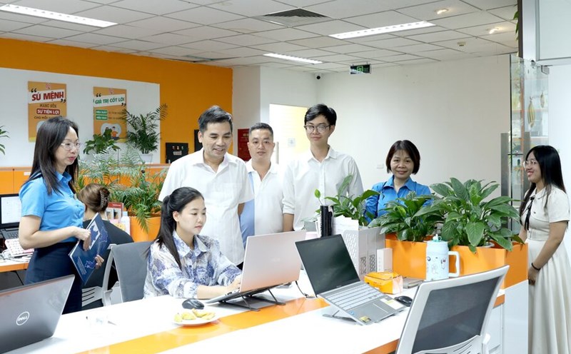 One of the activities to celebrate the 96th anniversary of the founding of the Vietnam Trade Union of the Hanoi City Labor Federation is to survey and establish grassroots trade unions. Photo: Manh Quan
