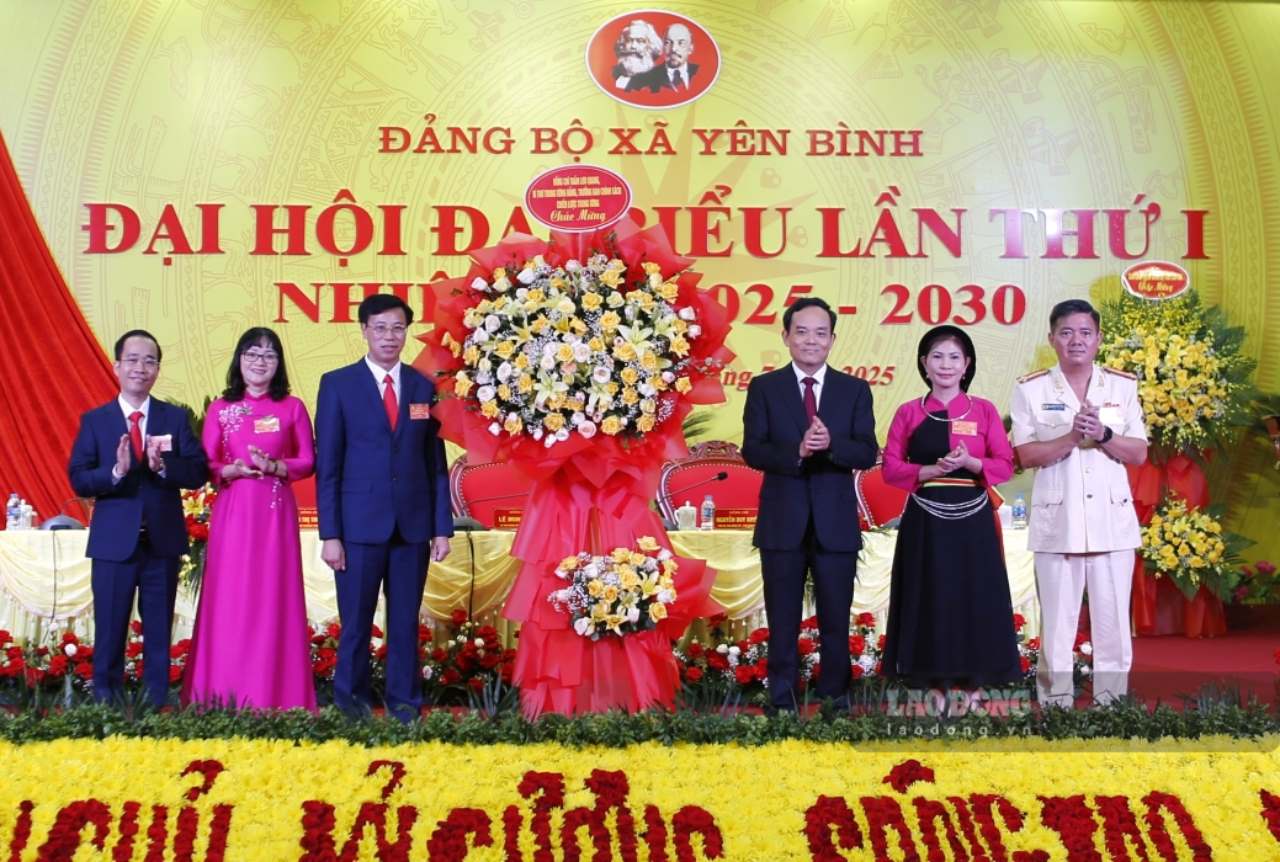 Tran Luu Quang 당 중앙위원회 서기가 대회 축하 꽃다발을 전달하고 있습니다. 사진: Van Duc.