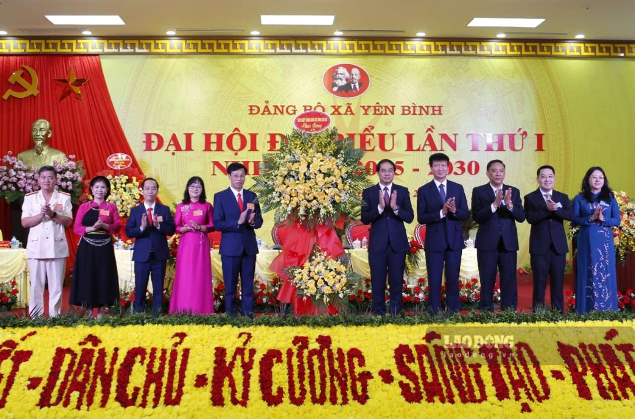 Lanh dao tinh Lao Cai tang hoa chuc mung tai Dai hoi. Anh: Van Duc