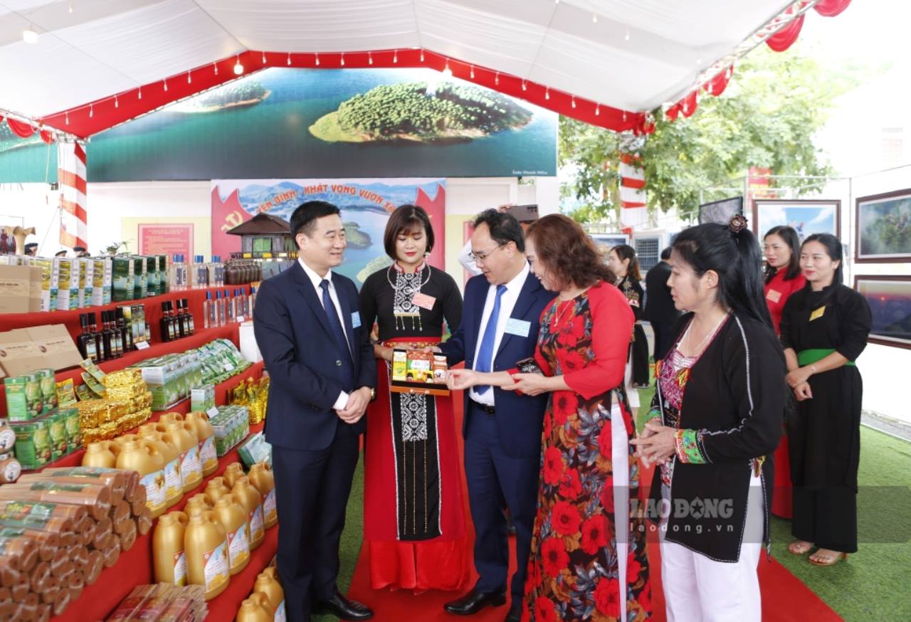 Cac dai bieu tham quan san pham dia phuong va chiem nguong khu trung bay anh “dat va nguoi Lao Cai“. Anh: Van Duc.