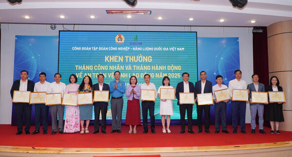 Nghiem Thuy Lan 그룹 노동조합 위원장과 Tong Van Bang 베트남 노동총연맹 노동관계위원장이 2025년 노동자의 달에 뛰어난 성과를 거둔 단체에 포상을 수여하고 있습니다. 사진: Duc Lam