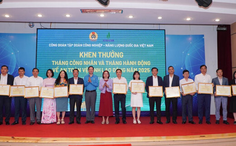 Ms. Nghiem Thuy Lan - Chairwoman of the Group's Trade Union and Mr. Tong Van Bang - Member of the Presidium, Head of the Labor Relations Department - Vietnam General Confederation of Labor awarded collectives with outstanding achievements in Workers' Month 2025. Photo: Duc Lam