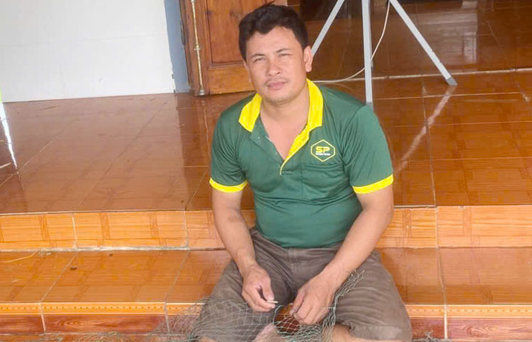 El Sr. Linh, el propietario del barco y sus tres miembros de la tripulacion, salvo a docenas de personas en el tren para hundirse en Thien Cam Beach. Foto: personaje proporcionado