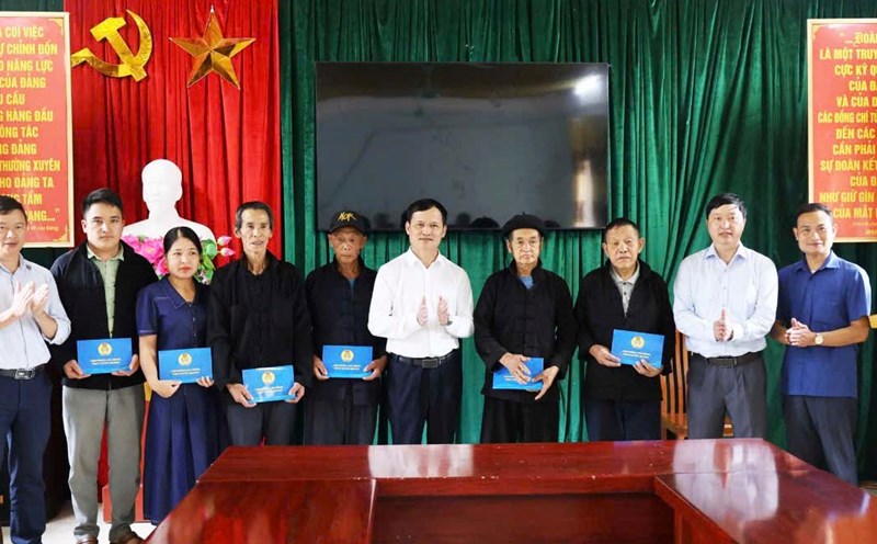 Tuyen Quang Provincial Federation of Labor presents gifts to policy families and meritorious people in Pho Bang commune. Photo: Tuyen Quang Labor Federation.