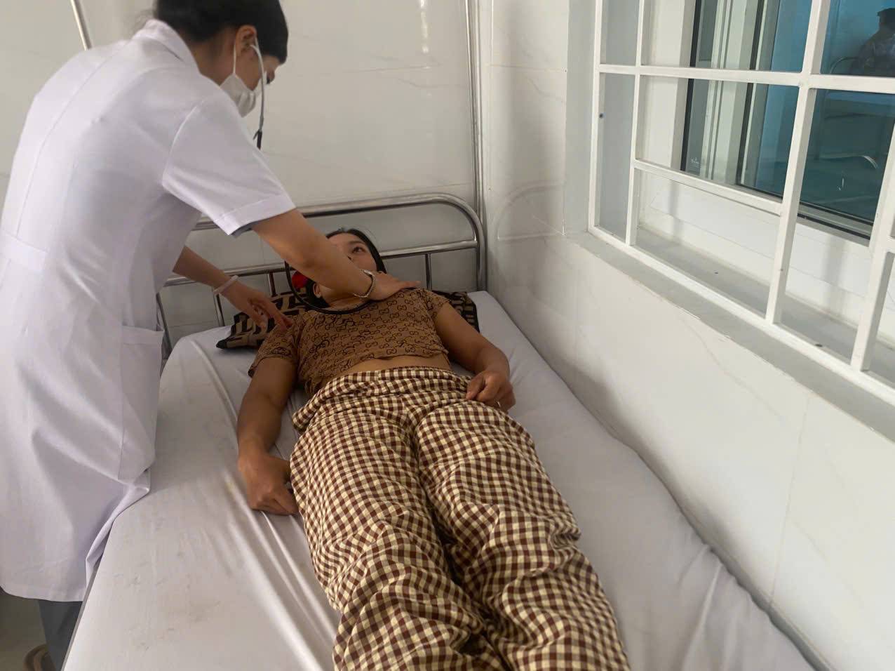 A patient was hospitalized after eating bread at a shop in M'Drak commune (Dak Lak province). Photo: Bao Trung