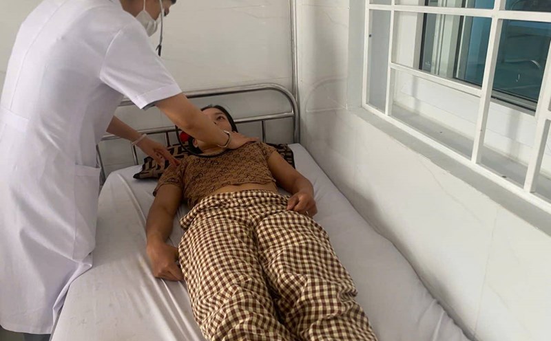 A patient was hospitalized after eating bread at a shop in M'Drak commune (Dak Lak province). Photo: Bao Trung