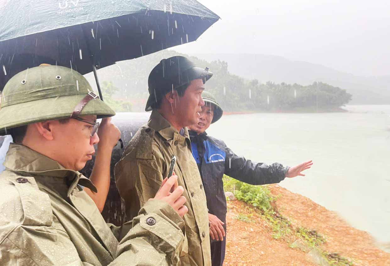 Pho Chu tich UBND tinh Bac Ninh Le Xuan Loi kiem tra cong tac ung pho voi bao so 3 tai ho Cam Son. Anh: Huu Thang