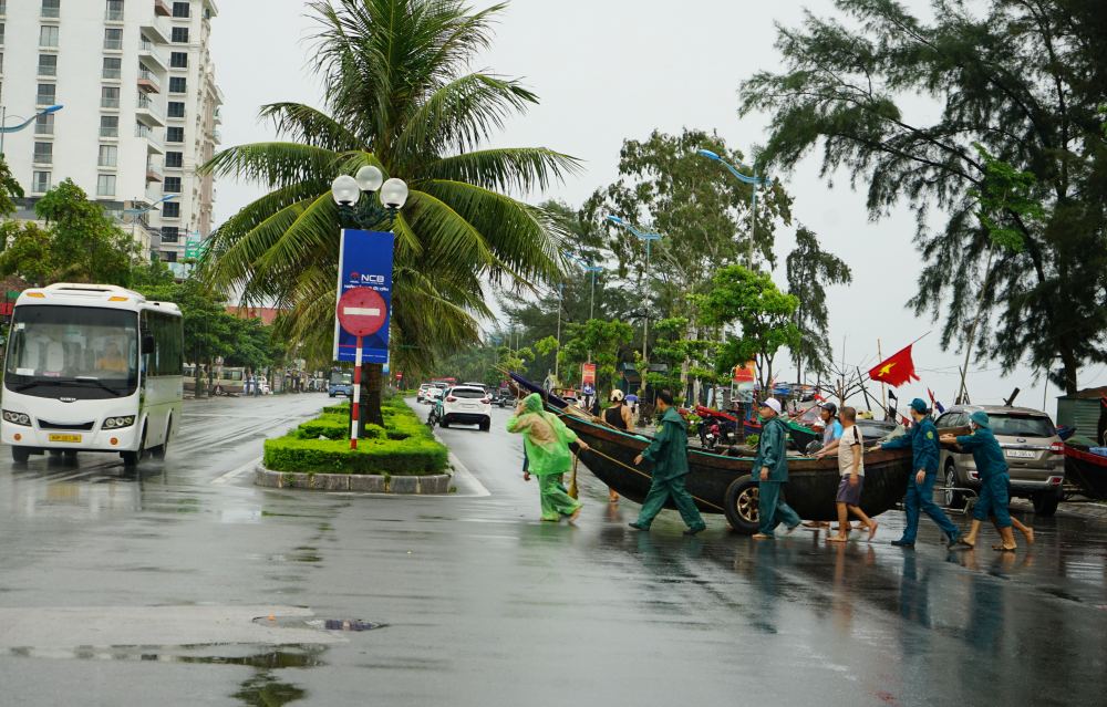 Ghi nhan trong sang ngay 21.7, nguoi dan o bien Sam Son, tinh Thanh Hoa da ho nhau keo thuyen len duong de tranh bao so 3.