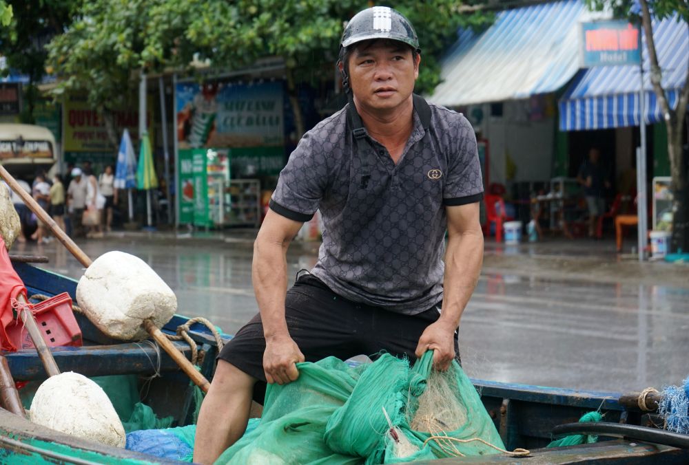 Anh Le Chung Thuong (ngu dan tai TP. Sam Son) cho biet, sau khi nghe tin dai bao bao so 3 rat manh, khong chi gia dinh ong ma nhieu ngu dan khac da nhanh chong dua thuyen len bo de dam bao an toan. Anh: Quach Du