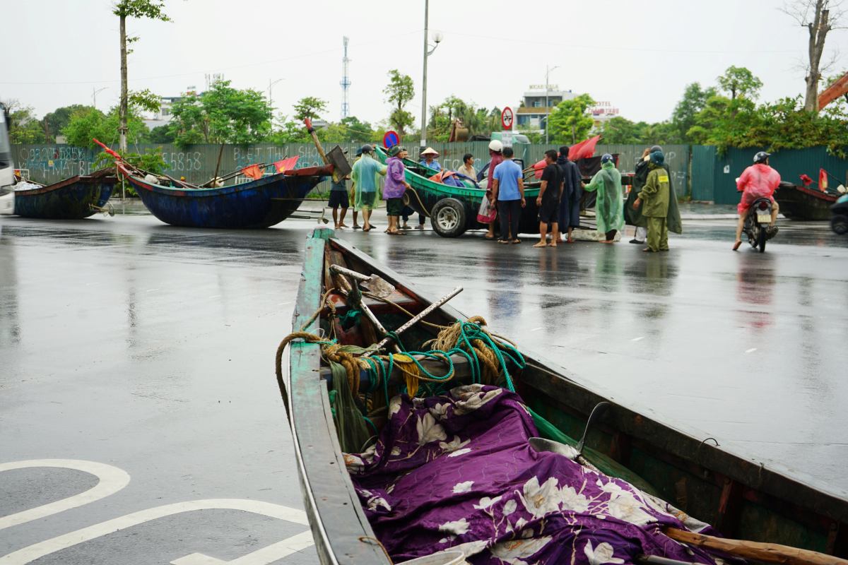 “Viec keo thuyen len duong co su giup suc cua rat dong luc luong chuc nang, khien ngu dan chung toi cung thay do vat va” - anh Thuong chia se. Anh: Quach Du