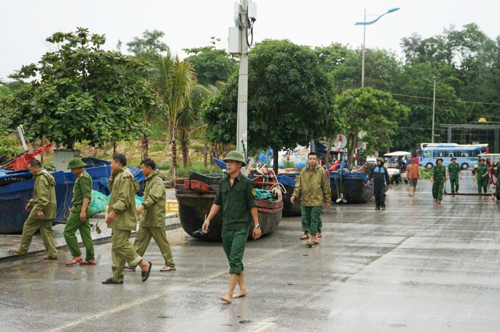 Trong sang ngay 21.7, nhieu luc luong nhu cong an, bo doi, dan quan tu ve...da den ho tro, dua tau thuyen den noi tranh tru an toan. Anh: Quach Du