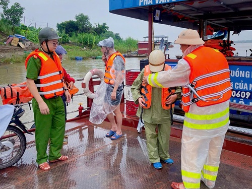 Cac luc luong phoi hop trien khai ung pho voi bao so 3 tren tuyen song Hong. Anh: Tien Thanh