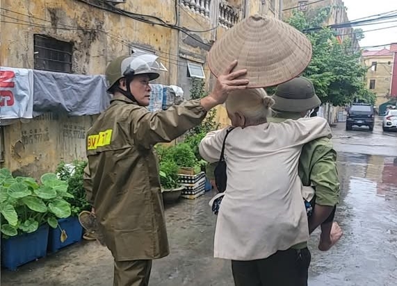 Cac dia phuong hoan thanh so tan nguoi dan khoi vung nguy co cao truoc 20h ngay 21.7. Ảnh: Cong TTDT phuong Phu Lien, Hai Phong