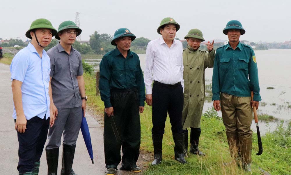 Bi thu Tinh uy Bac Ninh Nguyen Van Gau trao doi voi luc luong lam nhiem vu phong, chong lut bao tai phuong Canh Thuy. Anh: Hoai Thu