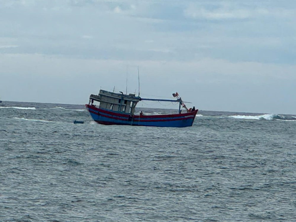 Tau ca QNg - 92096TS mac can tai vung bien Dac khu Ly Son, tinh Quang Ngai. Anh: Van Tanh