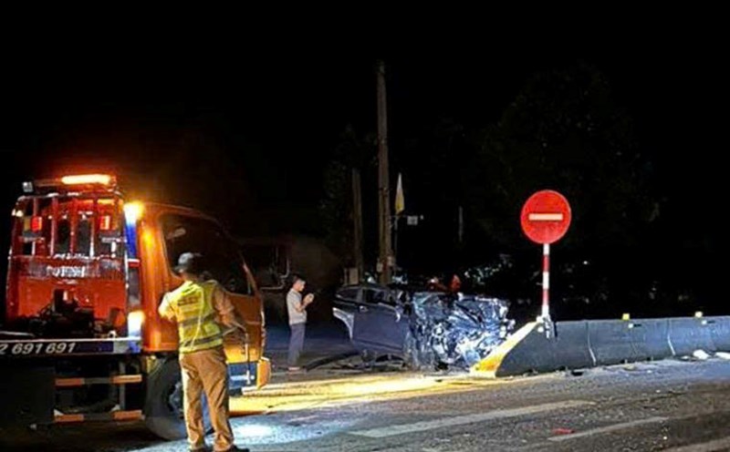The scene of the accident in Cam Xuyen commune on the night of July 20 that killed a father and son. Photo: Cam Ha.