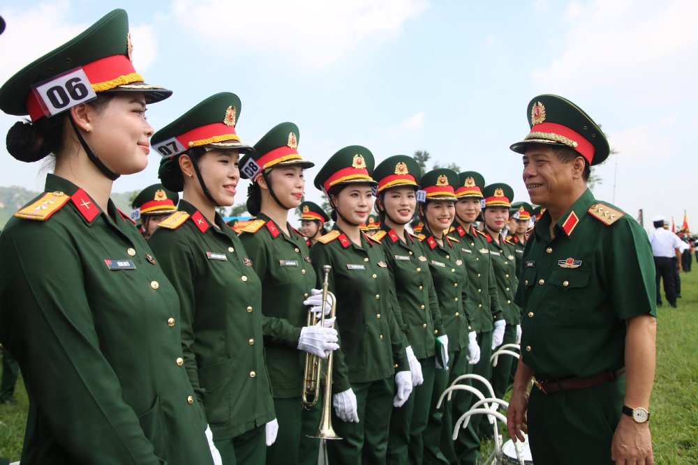 Thuong tuong Nguyen Van Nghia - Pho Tong Tham muu truong QDND Viet Nam - dong vien cac nu chien si. Anh: Tran Vuong