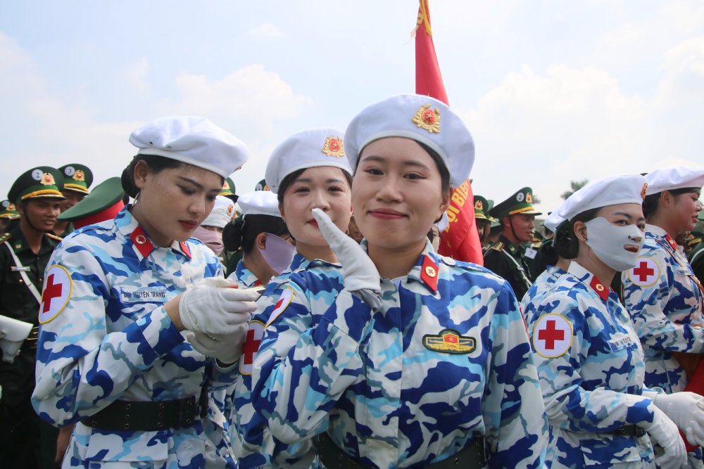 Nu chien si quan y giai lao sau gio luyen tap dieu binh dieu hanh. Anh: Tran Vuong