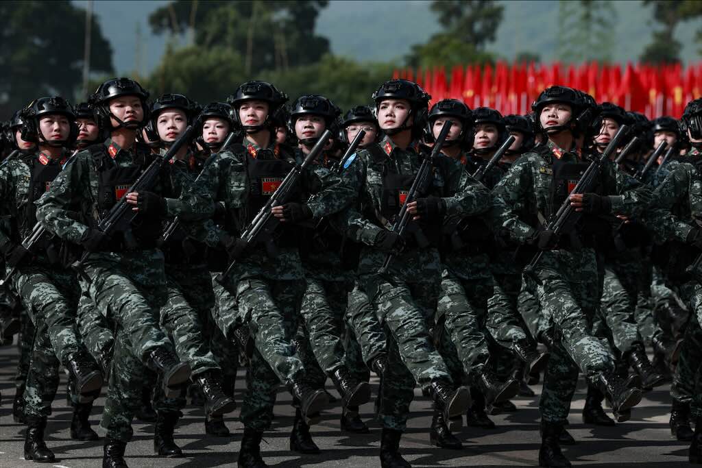 De gop mat trong su kien trong dai nay, cac nu chien si da khong quan kho khan, tich cuc luyen tap voi tinh than, thai do va chat luong cao nhat, gop phan lan toa hinh anh nguoi phu nu luc luong vu trang vua duyen dang, xinh dep, vua hung trang trong doi hinh dieu binh, dieu hanh. Anh: Hai Nguyen