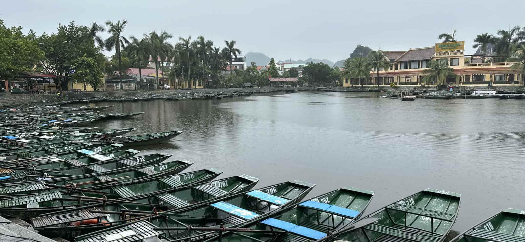On the morning of July 21, thousands of boats at Tam Coc - Bich Dong Tourist Area (Ninh Binh) anchored to the wharf to avoid the storm. Photo: Dieu Anh