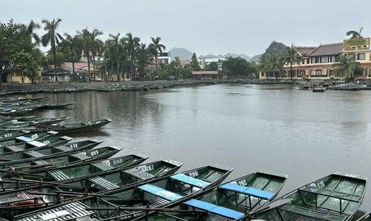 Sáng ngày 21.7, hàng nghìn chiếc thuyền tại Khu du lịch Tam Cốc - Bích Động (Ninh Bình) đã neo đậu về bến để tránh trú bão. Ảnh: Diệu Anh