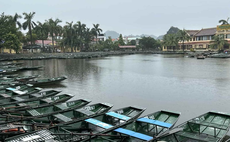 On the morning of July 21, thousands of boats at Tam Coc - Bich Dong Tourist Area (Ninh Binh) anchored to the wharf to avoid the storm. Photo: Dieu Anh