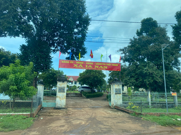 Gia Lai의 많은 국경 코뮌에서 컴퓨터 시스템은 오래되었고 낙후되었으며 네트워크 연결이 약합니다. 사진: Thanh Tuan