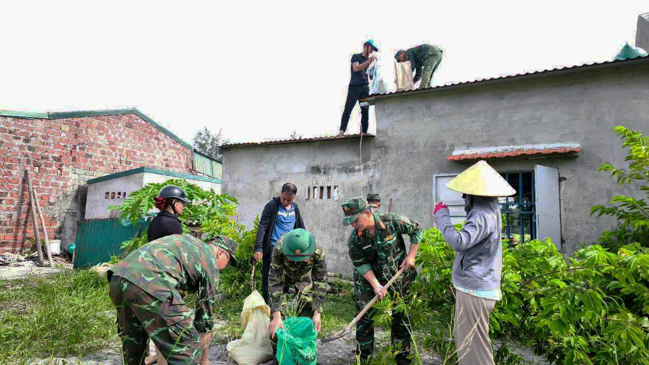 Bo doi giup dan phong, chong bao so 3 o Dac khu Co To, tinh Quang Ninh. Anh: Le Vi