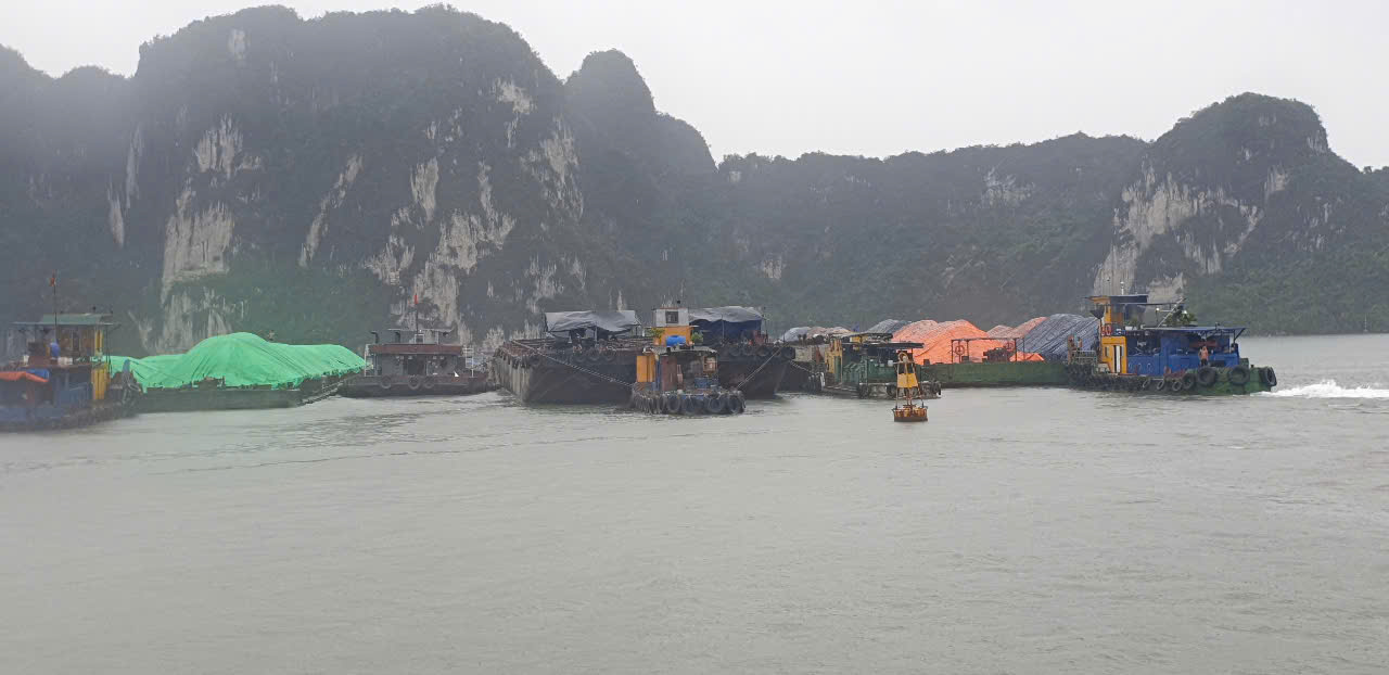 Mot so tau sa lan lon ve khu vuc bien co nui da che chan o phuong Ha Long, tinh Quang Ninh. Anh: Nguyen Hung