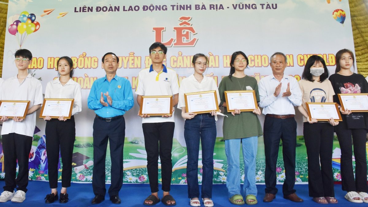 Ba Ria - Vung Tau 구 지역에서 Nguyen Duc Canh 장학금 수여식. 사진: Mai Nguyen