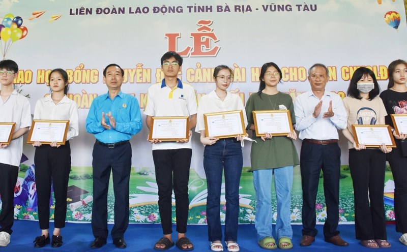 A round of Nguyen Duc Canh scholarships in the old Ba Ria - Vung Tau area. Photo: Mai Nguyen