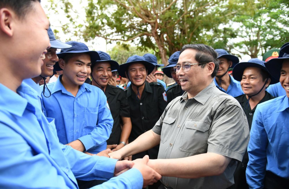 Pham Minh Chinh 총리가 제9 군구 전사자 유해 발굴팀을 방문하여 격려하고 있습니다. 사진: Phuong Vu