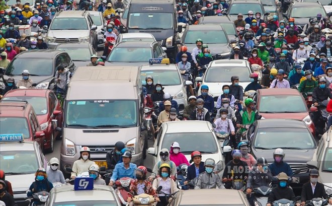 交通は汚染の主な原因であると特定されており、ガソリン車から電気自動車への切り替えが必要です。写真:トー・テー