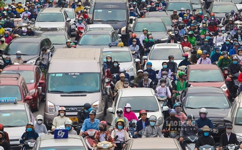 Traffic is identified as the main source of pollution, so converting gasoline vehicles to electric vehicles is necessary. Photo: To The