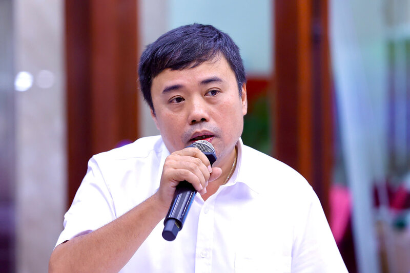 Dai dien So Xay dung Ha Noi trao doi nhieu van de ve chuyen doi xe xang sang xe dien. Anh: Phuong Anh