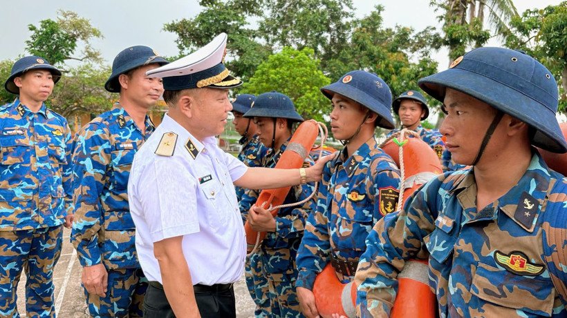 쩐쑤언반 해군 제1해군구 당위원회 서기 해군 제1해군구 정치위원이 제3호 태풍 및 태풍 방지 업무를 점검하고 있습니다(Wipha). 사진: 해군 제1해군구