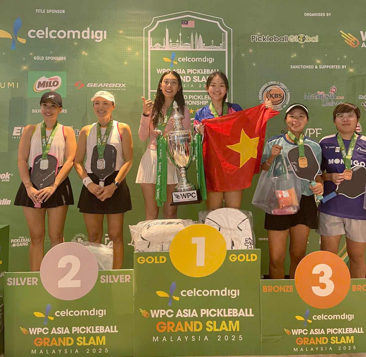 Jolie Lam an mung chuc vo dich noi dung doi nu tai giai pickleball danh tieng o Malaysia. Anh: Jolie Lam
