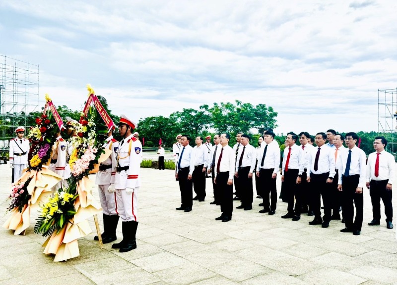 Tran Cam Tu 씨 - 정치국 위원 중앙당 비서국 상임위원(맨 앞줄 왼쪽 벽)이 다낭 반탁동 베트남 영웅 어머니 기념비에서 향을 피워 감사를 표하고 있습니다. 사진: Truong An